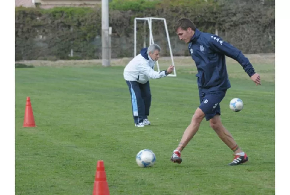 DE ZURDA. Sbuttoni patea la pelota durante un entrenamiento en Independiente Rivadavia, en la temporada pasada. 