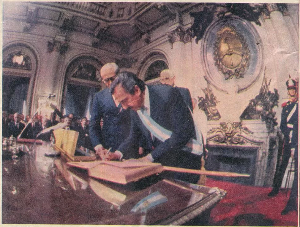 FIN DE LA DICTADURA. El 10 de diciembre de 1983, el ex presidente de facto Reynaldo Bignone entrega el mando a Raúl Alfonsín, electo democráticamente el 30 de octubre de ese año. Así terminaba el autodenominado Proceso. 