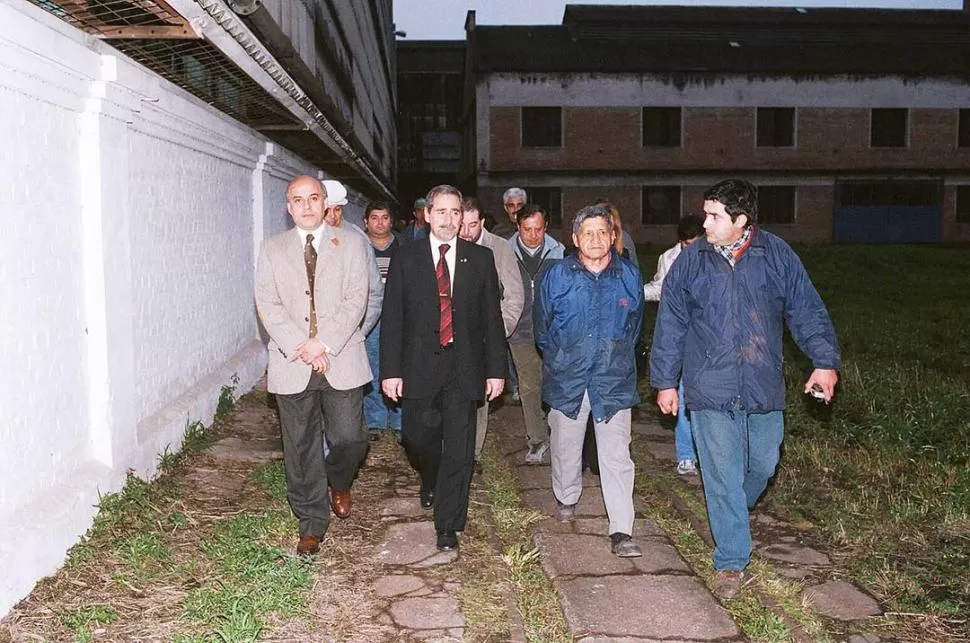 EN TUCUMÁN. Jaime y el intendente Pucharras (saco claro), recorren los talleres de Tafí Viejo, en junio de 2005. LA GACETA / FOTO DE ENRIQUE GALINDEZ (ARCHIVO)