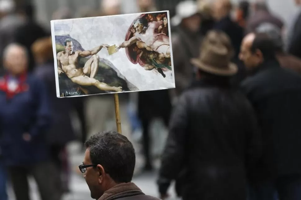 LA CREACIÓN DE ADÁN. La pintura de Michelangelo, con los rostros de Rajoy y Bárcenas, ex tesorero del PP. REUTERS