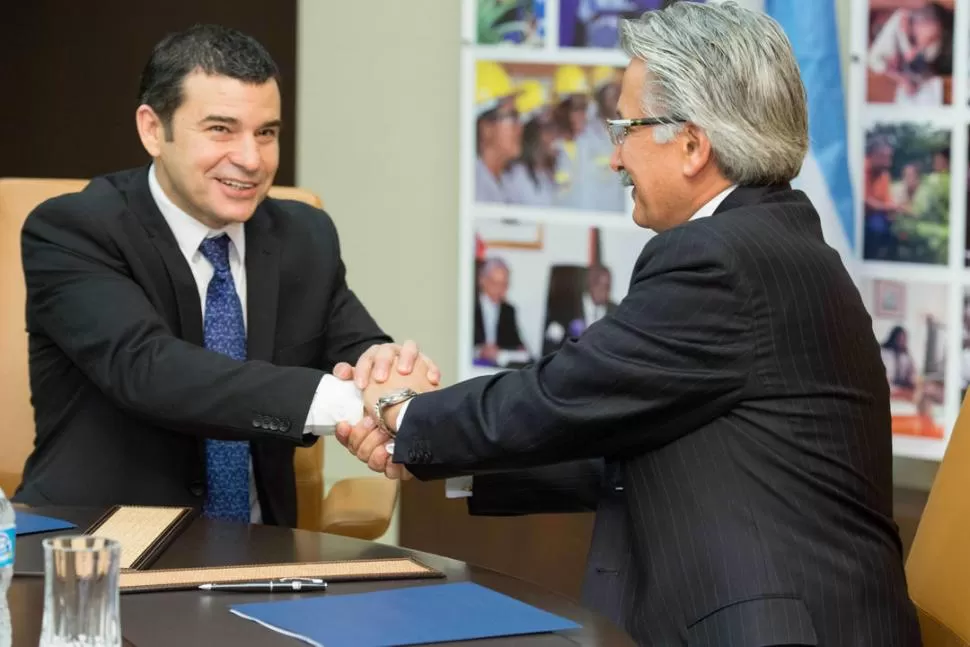 ACUERDO 2012. Galuccio, CEO de YPF, saluda a su par de Chevron para  América Latina y África, Alí Moshiri. TELAM (ARCHIVO)