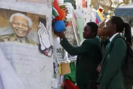 Mandela espera sus 95 años internado, pero recuperándose