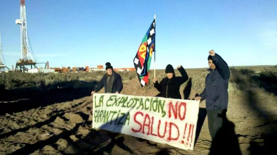 PROTESTA. Descendientes de indios mapuches colocaron carteles en dos pozos de Vaca Muerta. Argumentan que son tierras que les pertenecen. DYN