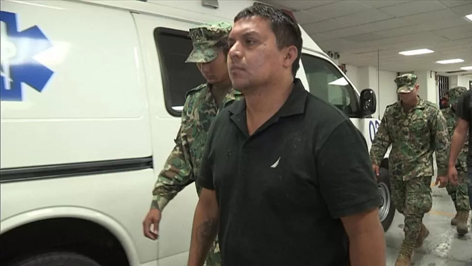 PRESO. Miguel Treviño es llevado a una prisión, tras ser detenido en una zona fronteriza con Estados Unidos. REUTERS