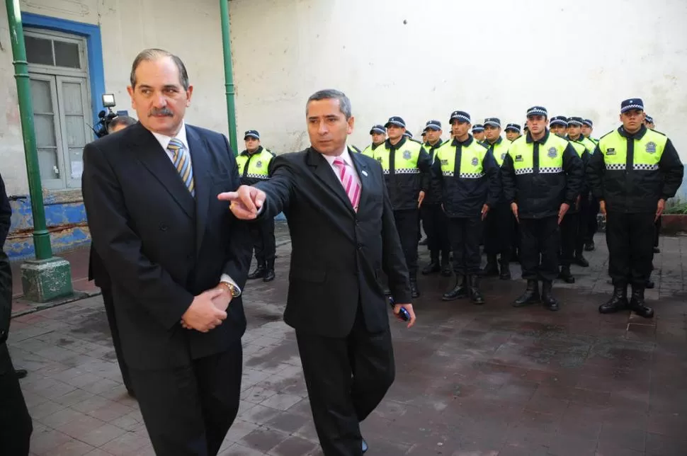 RECORRIDO. El jefe de Policía, Jorge Racedo, mostró ayer al gobernador Alperovich las obras de remodelación. PRENSA Y DIFUSIóN