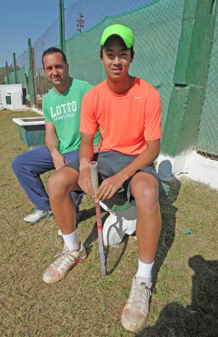 CON SU ENTRENADOR. Ale es muy buena persona y sabe mucho de tenis, dijo Nguy. 