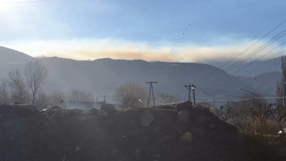 IMPACTANTE. Así se ve el humo del incendio desde la villa de Tafí del Valle. GENTILEZA JAVIER ASTORGA