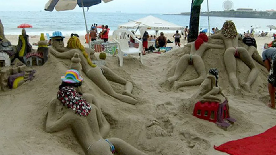 CLÁSICO. El artista  trabaja hace 20 años con la arena de la playa carioca más famosa esculpiendo las formas de la mujer perfecta. FOTO TOMADA DE INFOBAE.COM
