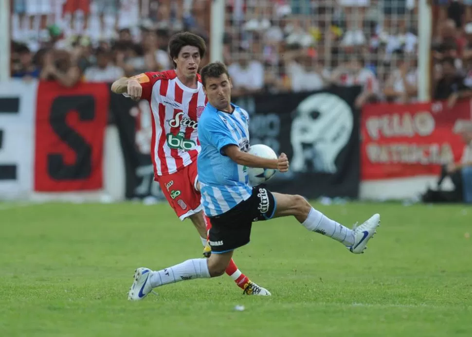 RECUERDO. Bruno Lezcano disputa la pelota con Matías Ballino en el último duelo que se jugó en La Ciudadela. 