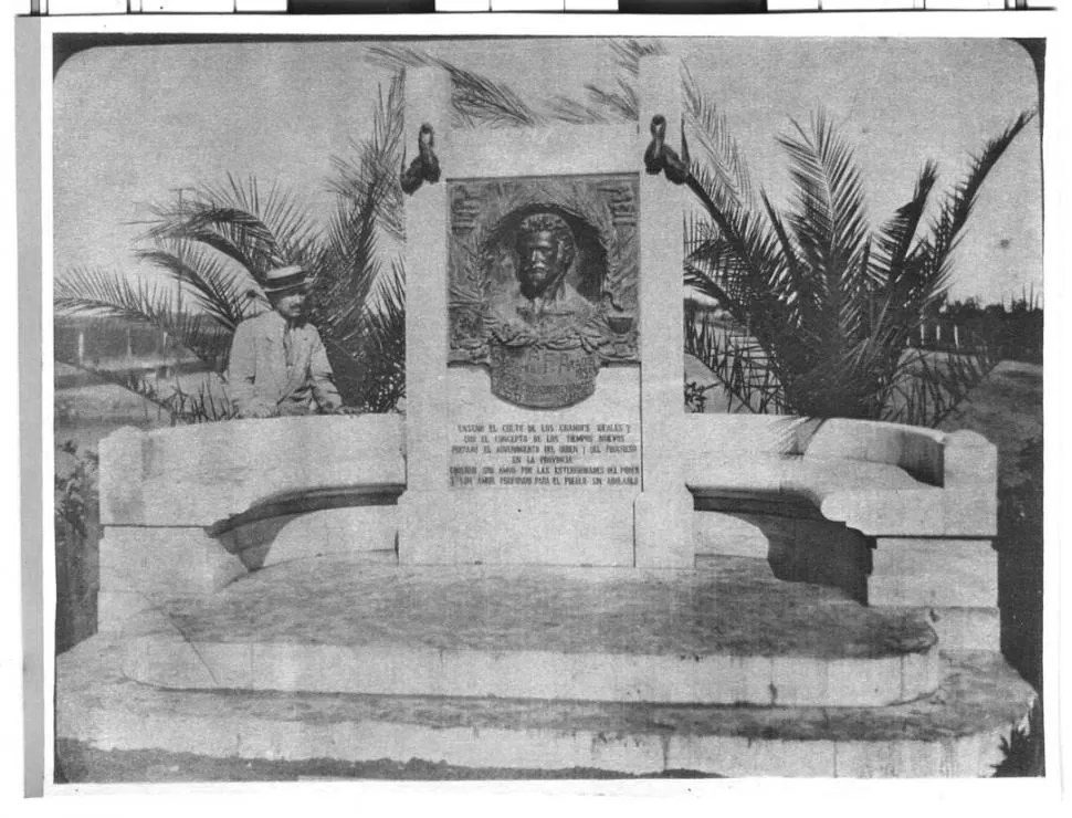BENJAMÍN ARÁOZ. Monumento en su memoria, inaugurado en 1917 en la avenida de su nombre y que fue inexplicablemente demolido. Era obra de Juan B. Finocchiaro, quien aparece en la foto. LA GACETA / ARCHIVO
