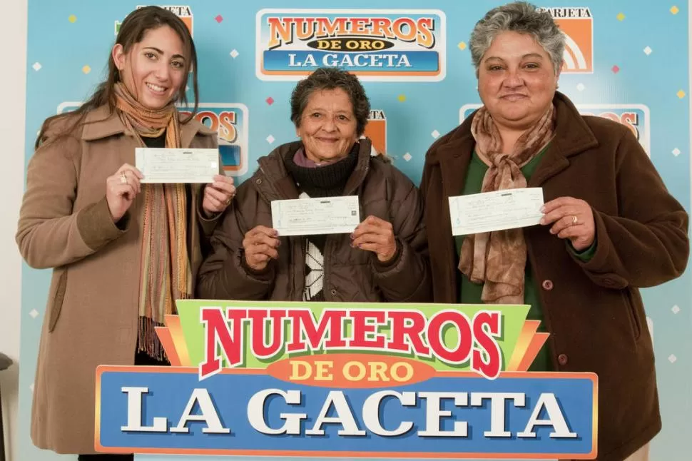 GANADORAS. Bustos, Ávila y Cuello posan con los cheques del premio. LA GACETA / FOTO DE INES QUINTEROS ORIO 