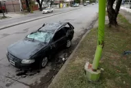 Perdió el control y chocó a dos peatones