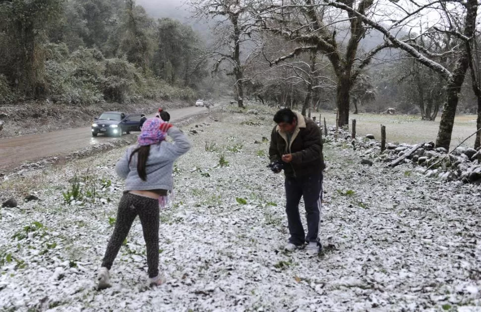 LAS LENGUAS. Al oeste de Concepción, niños y adultos disfrutaron a pleno de la blanca y helada jornada. LA GACETA / FOTO DE INES QUINTEROS ORIO 