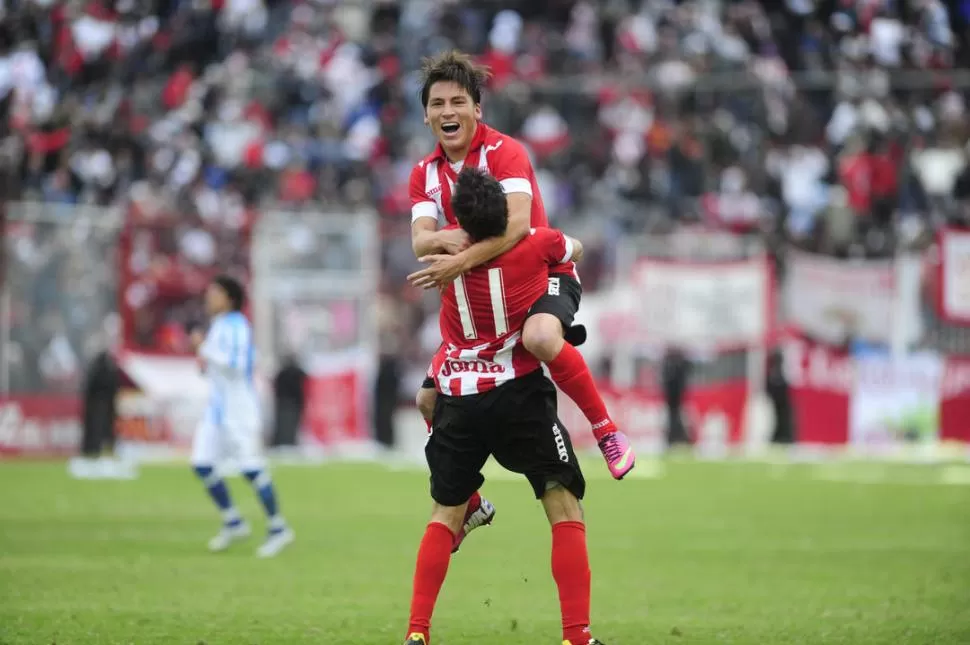 DELIRIO. Agustín Domenez sostiene al goleador Albano Becica, que exterioriza su alegría luego marcar un golazo al ángulo. LA GACETA / FOTO DE JORGE OLMOS SGROSSO