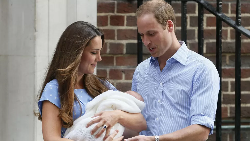 ANTE EL PÚBLICO. La familia real británica mostró a su bebé. FOTO TOMADA DE CNN