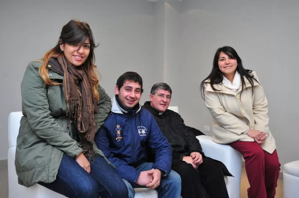 ORGANIZADORES. Sofía Leiva, Federico Villarroel, el padre Marcelo Barrionuevo y Alejandra Zamora. LA GACETA / FOTO DE DIEGO ARAOZ 