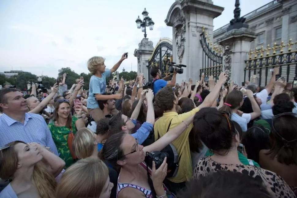 BUCKINGHAM. Cientos de británicos y turistas se agolparon en las puertas del Palacio al recibir la noticia.  