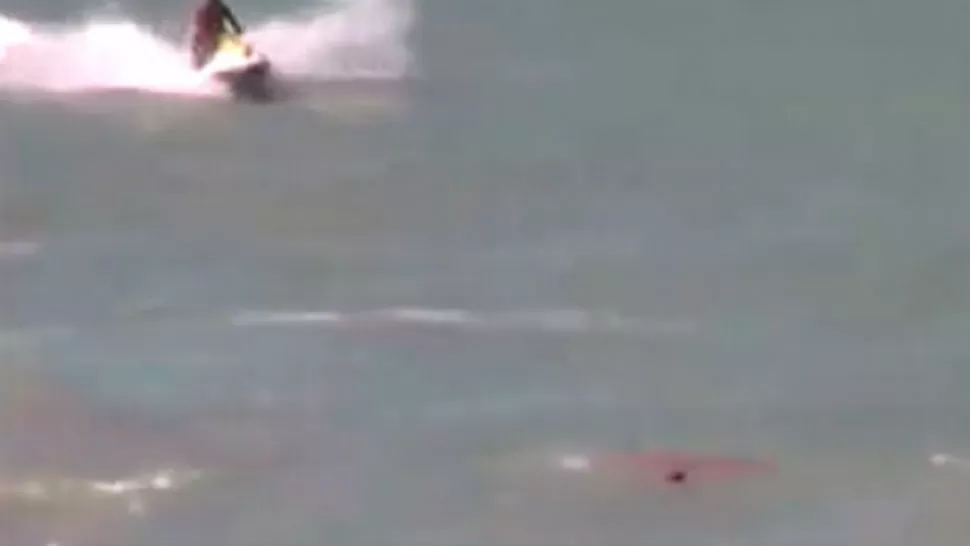 RESCTAE. Un jet ski se aceca hasta la joven, con el mar teñido de sangre. CAPTURA DE VIDEO