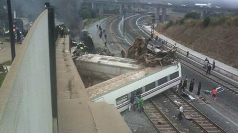 DRAMÁTICO. Se busca determinar por qué el tren de alta velocidad perdió el control. FOTO TOMADA DE EUROPAPRESS.COM