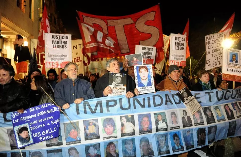 EN LA CALLE. Alberto Lebbos encabezó la marcha alrededor de la plaza Independencia, acompañado por dirigentes políticos y familiares de víctimas. LA GACETA / FOTO DE HECTOR PERALTA