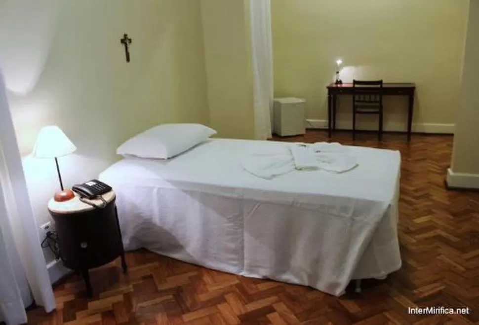 AUSTERIDAD. La habitación del Papa en la residencia oficial. Al lado, toallas con el escudo papal. WWW.24HS.CL