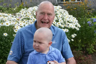 Bush padre se rapó para apoyar a niño con cáncer