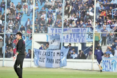 Debut en la red y en la tribuna