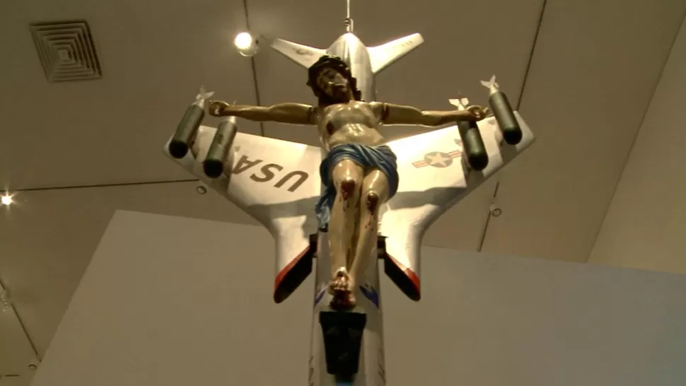 POLEMICA. El Jesús crucificado en un bombardero estadounidense generó su enfrentamiento con Jorge Bergoglio. ARCHIVO TELAM