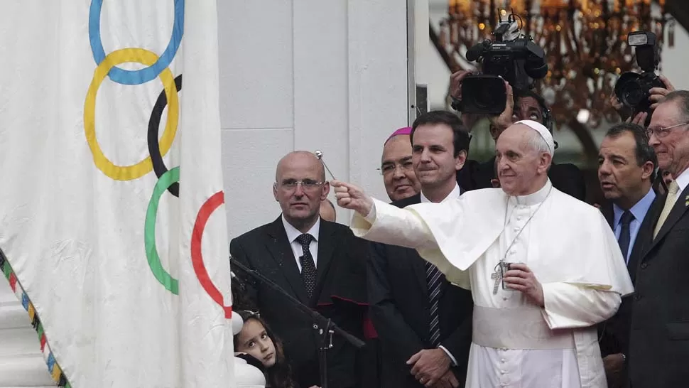 EL DEPORTE. El Papa bendijo, en Río de Janeiro, una bandera del Comité Olímpico. REUTERS