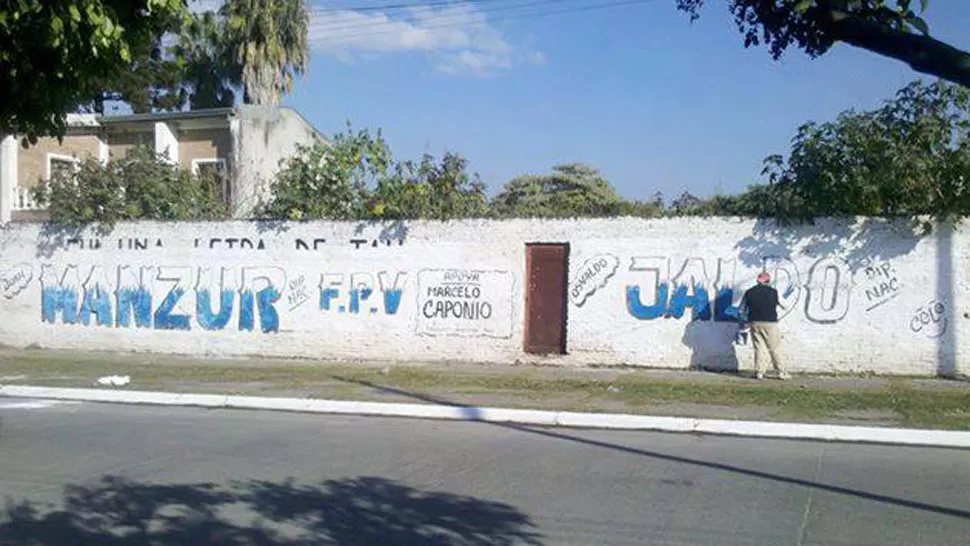 LA PRUEBA. Los nombres de los candidatos del Frente para la Victoria taparon un mensaje de Acción Poética Tucumán. FOTO TOMADA DE FACEBOOK