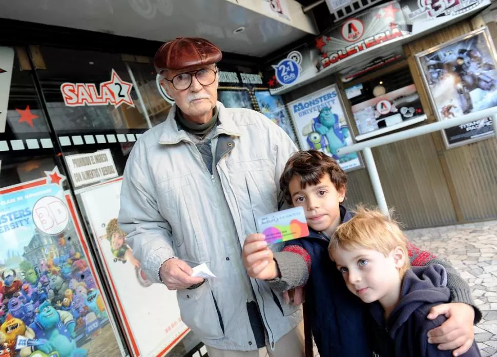EN FAMILIA. Atilio usó la tarjeta para llevar su nieto y a su bisnieto al cine. LA GACETA / FOTO DE HéCTOR PERALTA