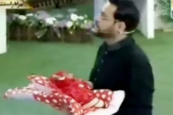 Un programa de TV entregó bebés abandonados como regalos de Ramadán