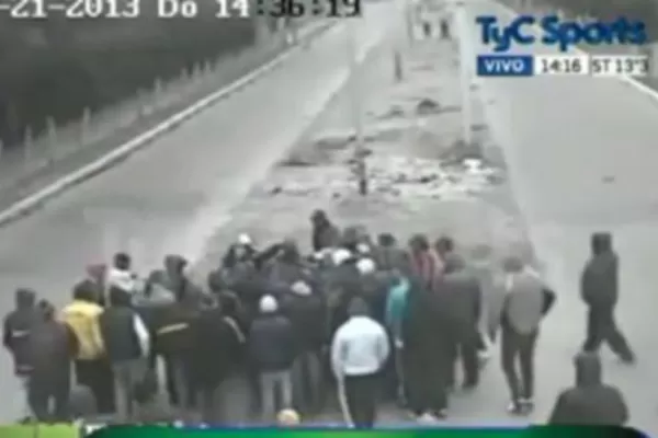 Mirá el enfrentamiento entre los barras de Boca