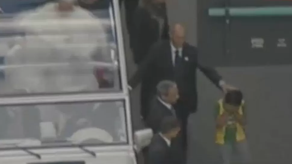 INOLVIDABLE. El pequeño estuvo unos segundos en los brazos del Papa antes del ataque de llanto. CAPTURA DE VIDEO