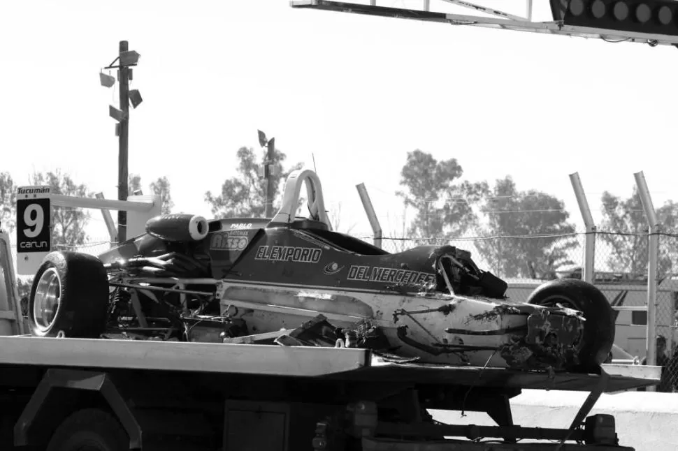 ANGUSTIA Y TRANQUILIDAD. Las imágenes muestran el estado en que quedó el coche de Carlín luego del impacto y el estado que será presentado el fin de semana en la competencia de San Jorge. 