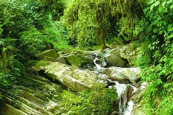 Lago, cascada y valle, todo a un paso de la ciudad