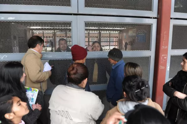 A una alumna le pegaron a la salida de la escuela por ser linda y tener buenas notas