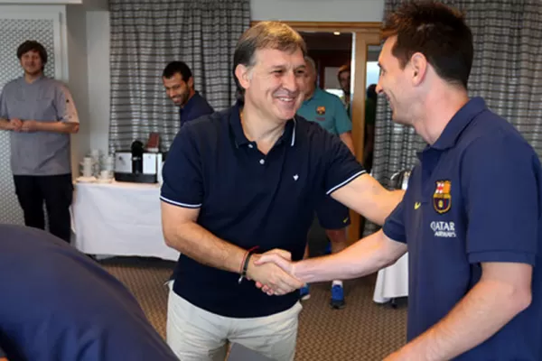 El esperado saludo de dos rosarinos en Oslo: Gerardo Martino y Lionel Messi