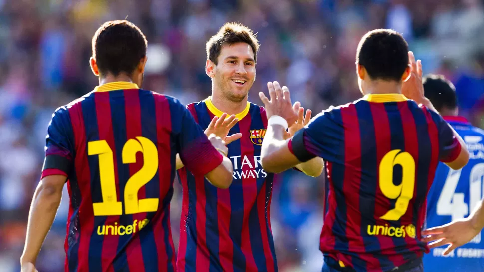 FELICIDAD TOTAL. Messi, que hizo dos goles, es saludado por sus compañeros. REUTERS