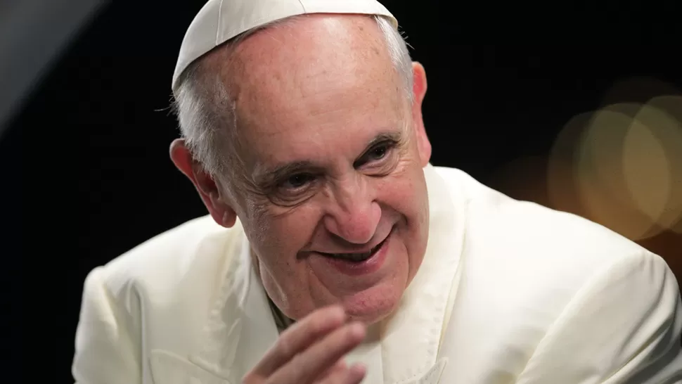 CARISMÁTICO. El Papa se hace escuchar por la multitud de fieles. REUTERS.