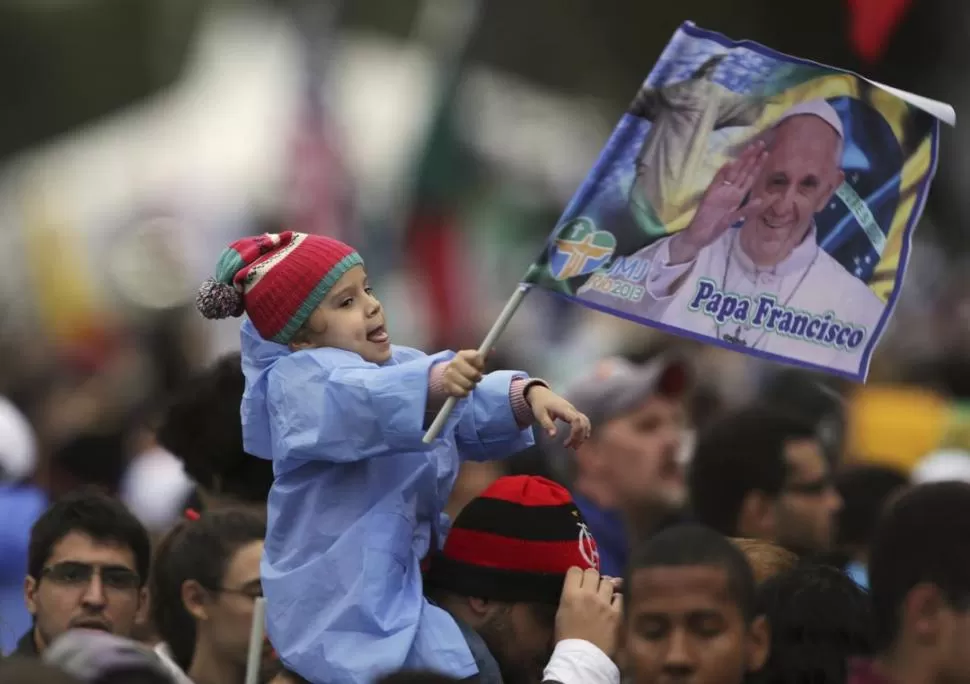  ENTUSIASMO DE LOS MAS CHICOS. Las banderas con la imagen del papa flamearon en todo el encuentro. A la JMJ no faltaron los niños.  