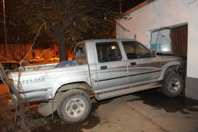 Tras un choque, una camioneta terminó en una oficina