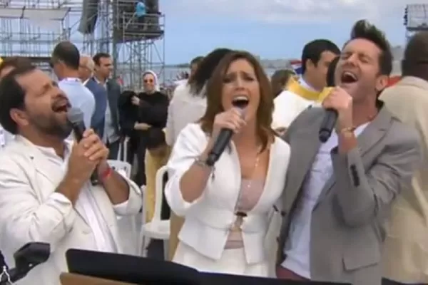Soledad y Axel cantaron ante el Papa Francisco