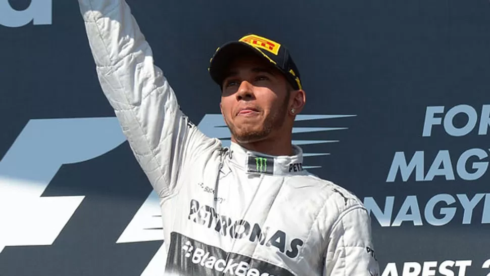 GANADOR. Lewis Hamilton resistió la dureza del caluroso circuito de Hungaroring. FOTO TOMADA DE INFOBAE.COM