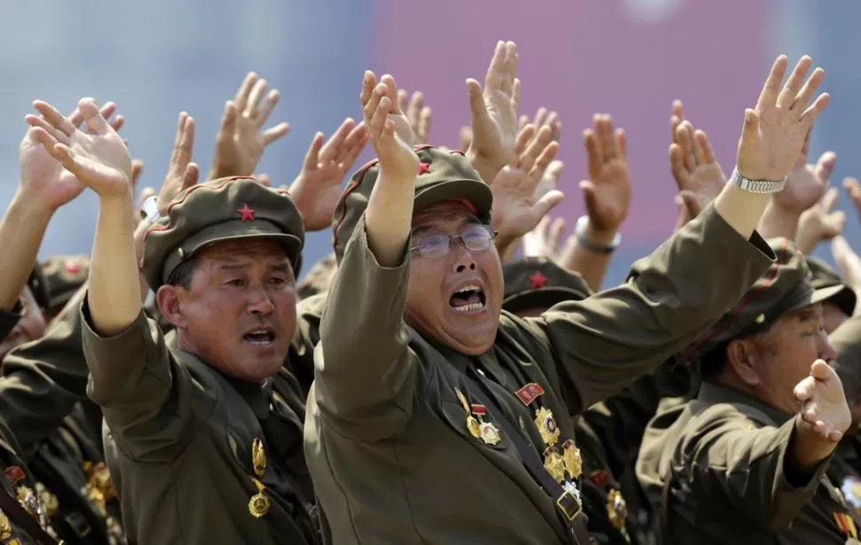 APOYO. El régimen norcoreano desplazó a miles de militares veteranos.  REUTERS