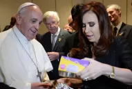 El Papa regaló zapatitos al nieto de Cristina