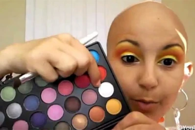 Una niña con cáncer enseña a maquillar la enfermedad