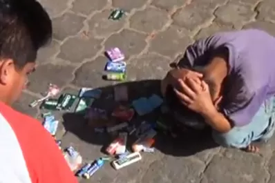 Filman a un funcionario mientras humilla a un niño pobre