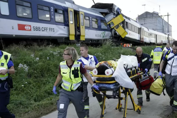Al menos 40 heridos al chocar dos trenes en Suiza