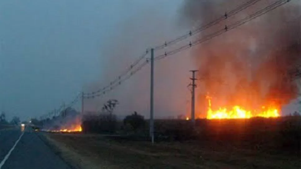 PRÁCTICA ILEGAL. Cada año la quema de caña afecta los cables de media y alta tensión de Tucumán. 